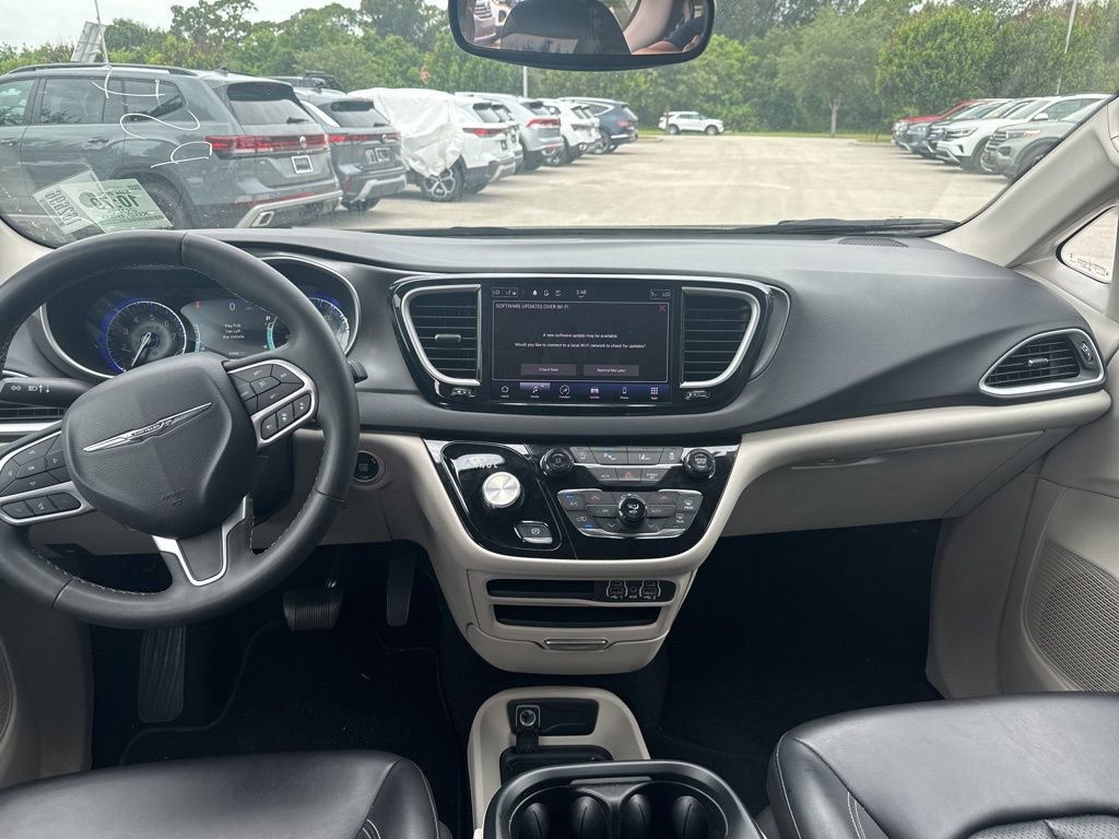 Used 2023 Chrysler Pacifica Touring-L FWD image 10
