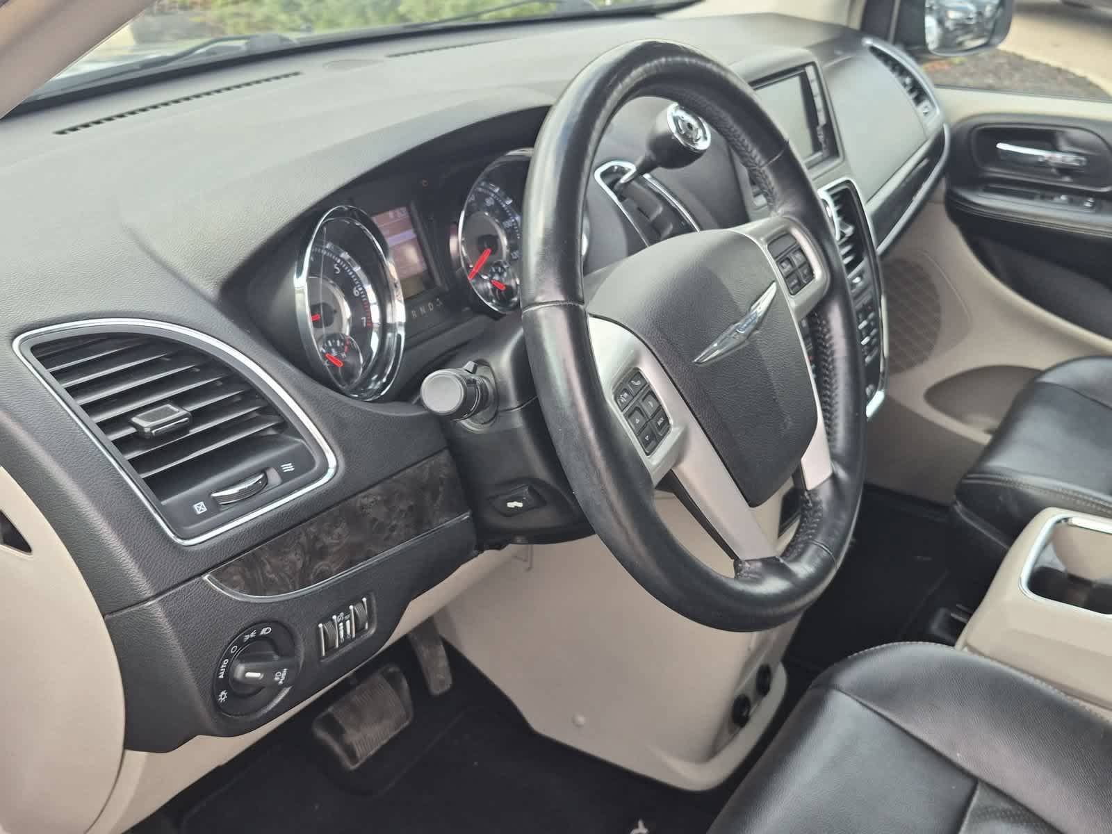 Used 2014 Chrysler Town & Country Touring-L w/ Driver Convenience Group FWD image 10