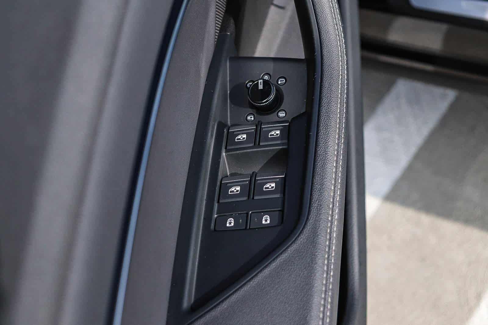 Used 2024 Audi Q8 e-tron Premium image 28