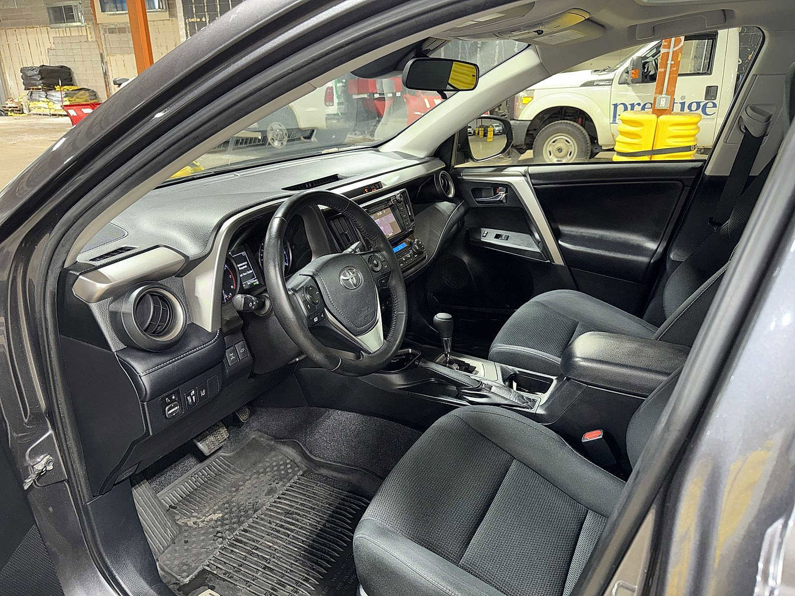 Used 2018 Toyota RAV4 XLE AWD/4WD image 27