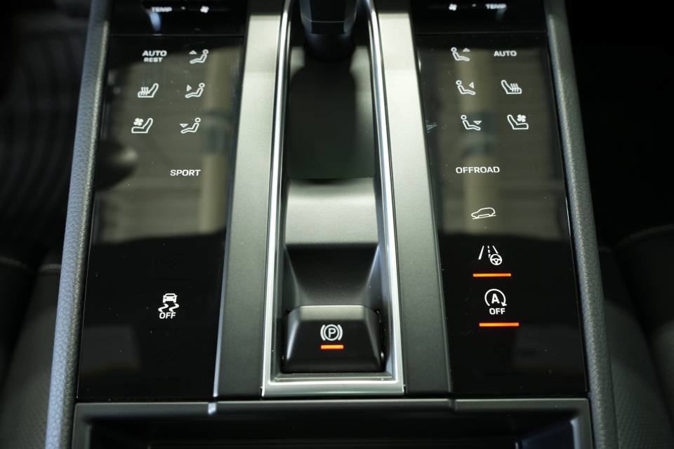 Certified 2025 Porsche Macan AWD/4WD image 22