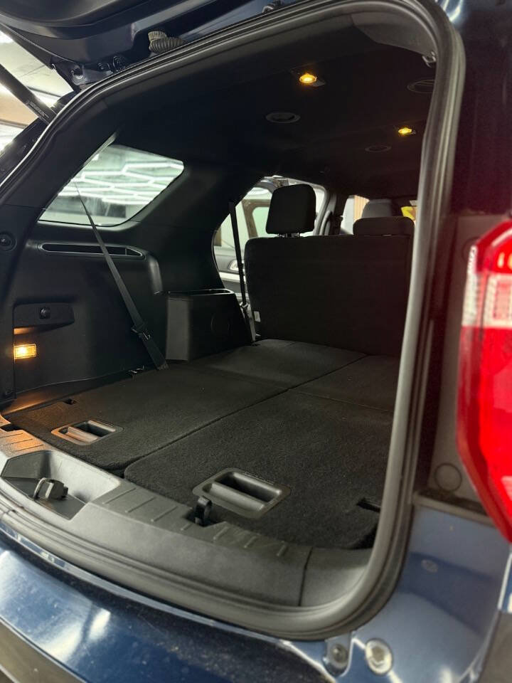 Used 2017 Ford Explorer XLT w/ Equipment Group 201A AWD/4WD image 8