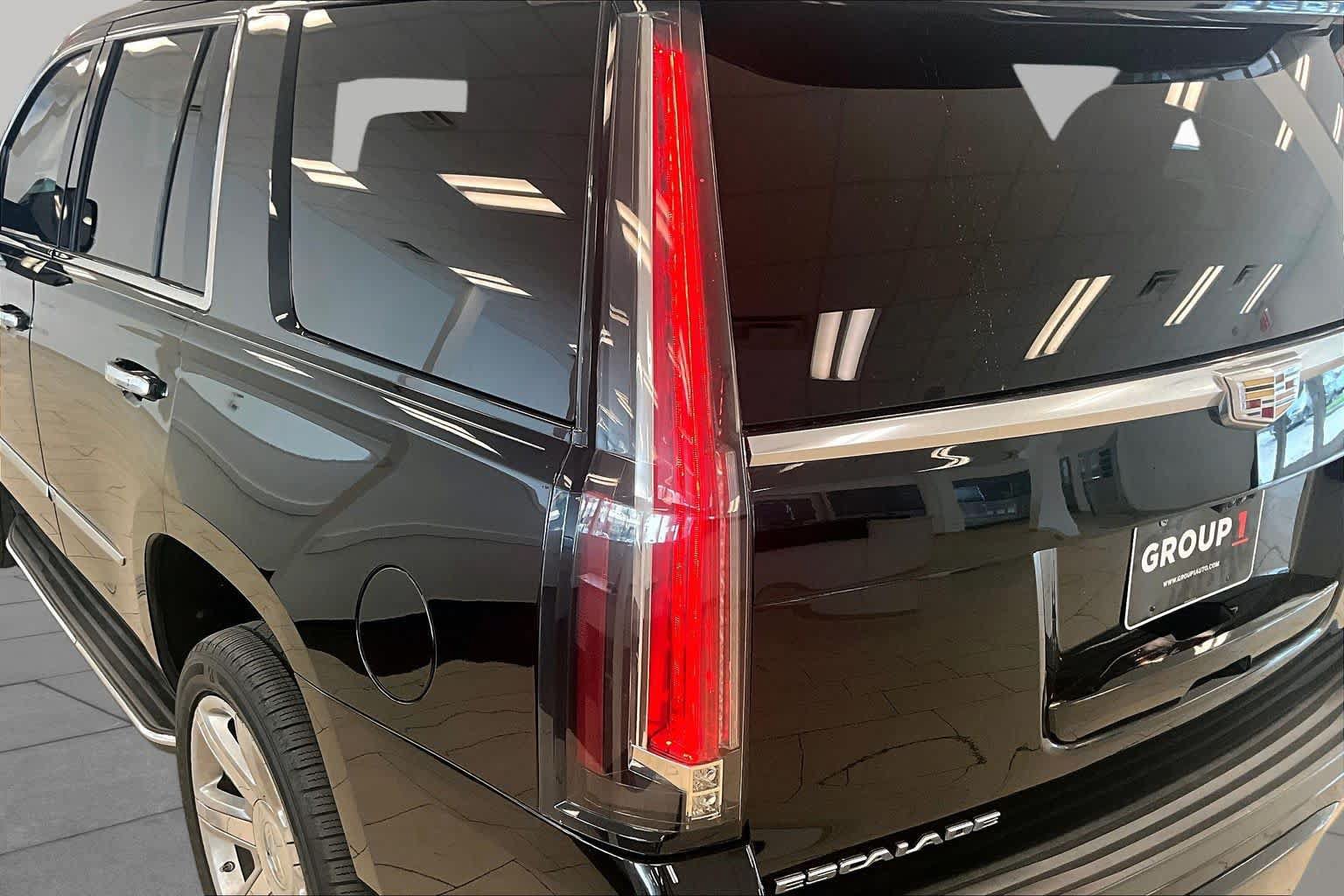 Used 2019 Cadillac Escalade Luxury AWD/4WD image 26