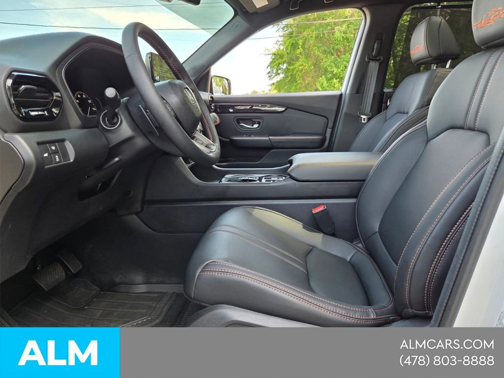 Used 2025 Honda Pilot TrailSport image 4