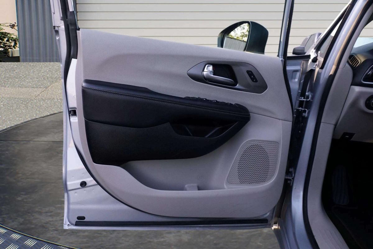 Used 2023 Chrysler Pacifica Touring-L FWD image 15