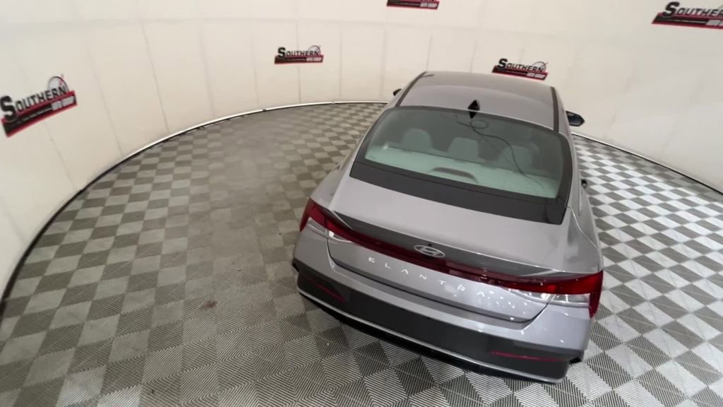Used 2024 Hyundai Elantra SEL image 3