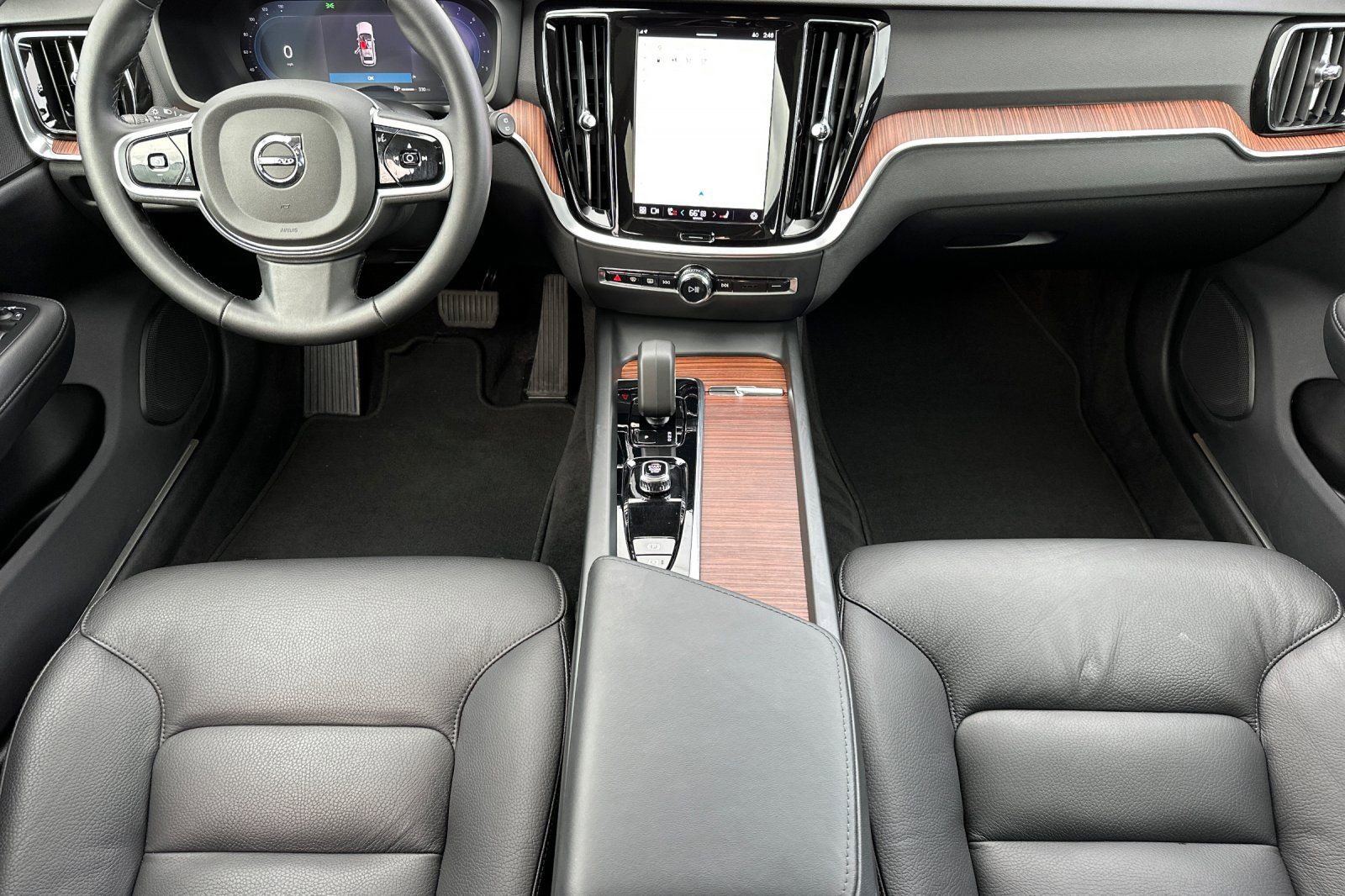 Used 2025 Volvo V60 B5 Cross Country Plus image 13