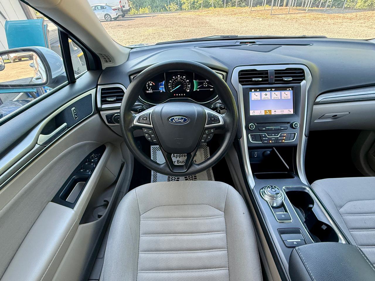 Used 2017 Ford Fusion SE w/ Fusion SE Technology Package FWD image 16