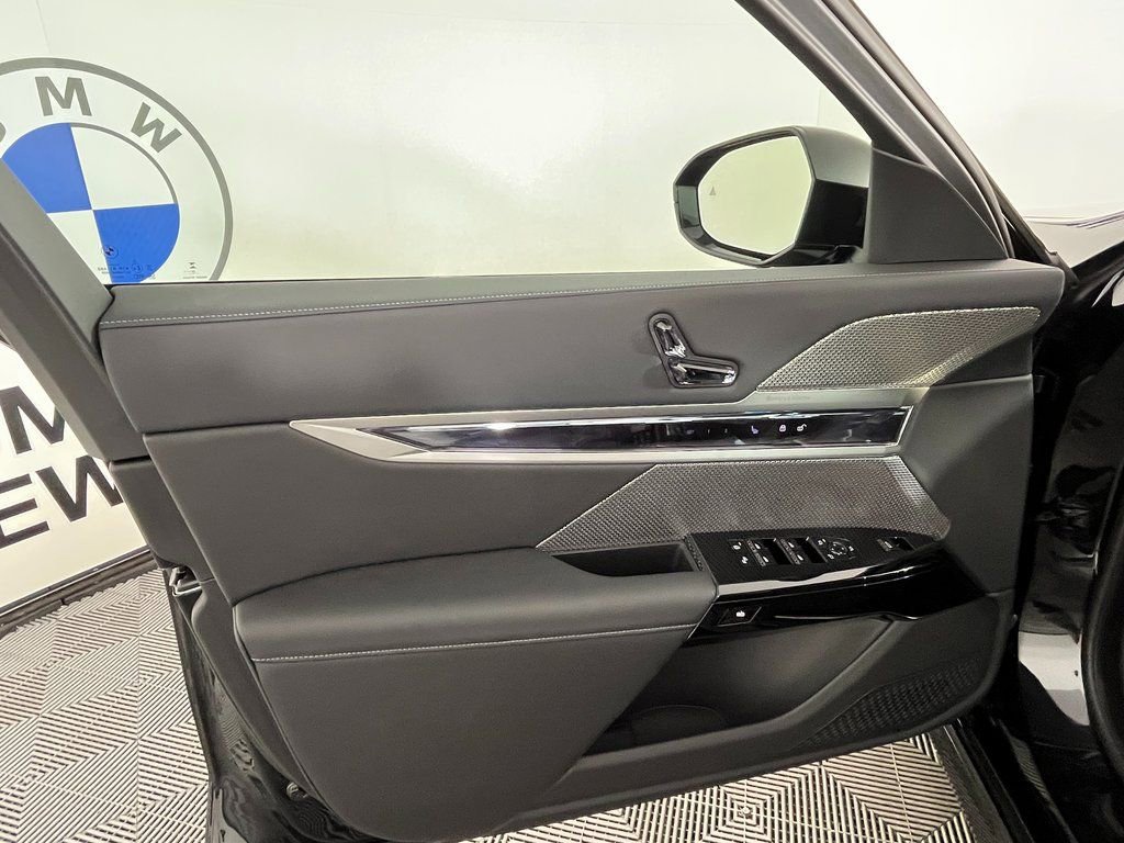 Used 2025 BMW 760i xDrive w/ Premium Package image 28