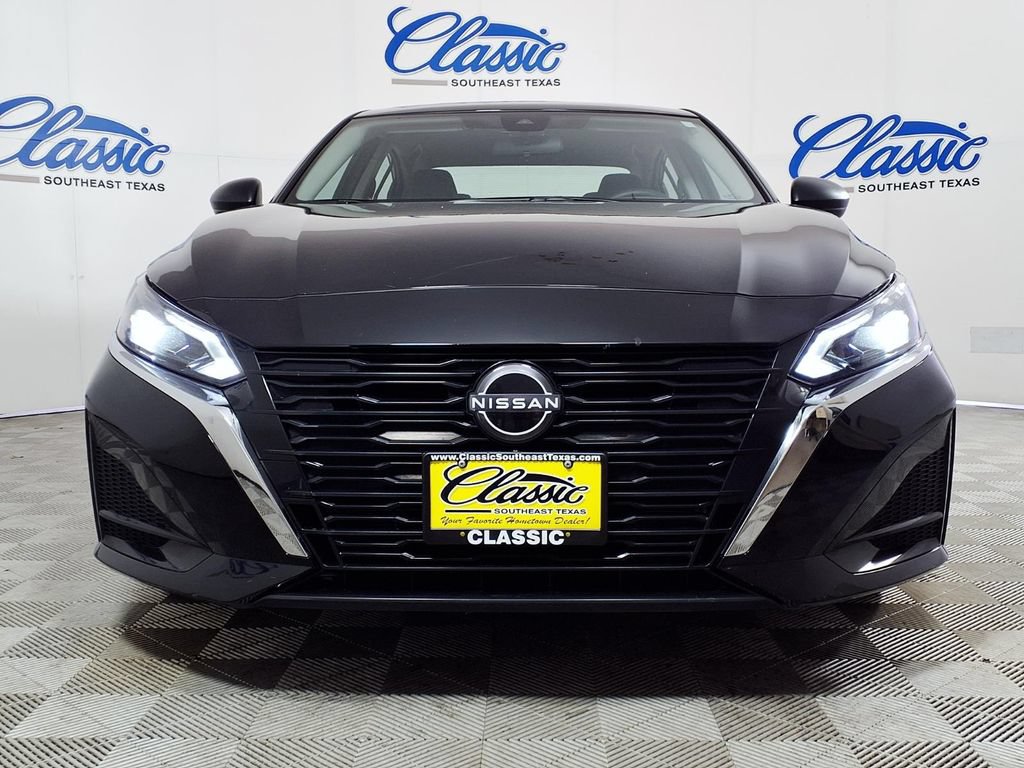 Used 2025 Nissan Altima 2.5 SV FWD image 3