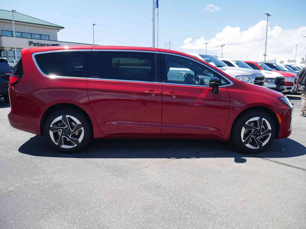New 2027 Chrysler Pacifica Limited w/ Trailer Tow Group AWD/4WD image 24
