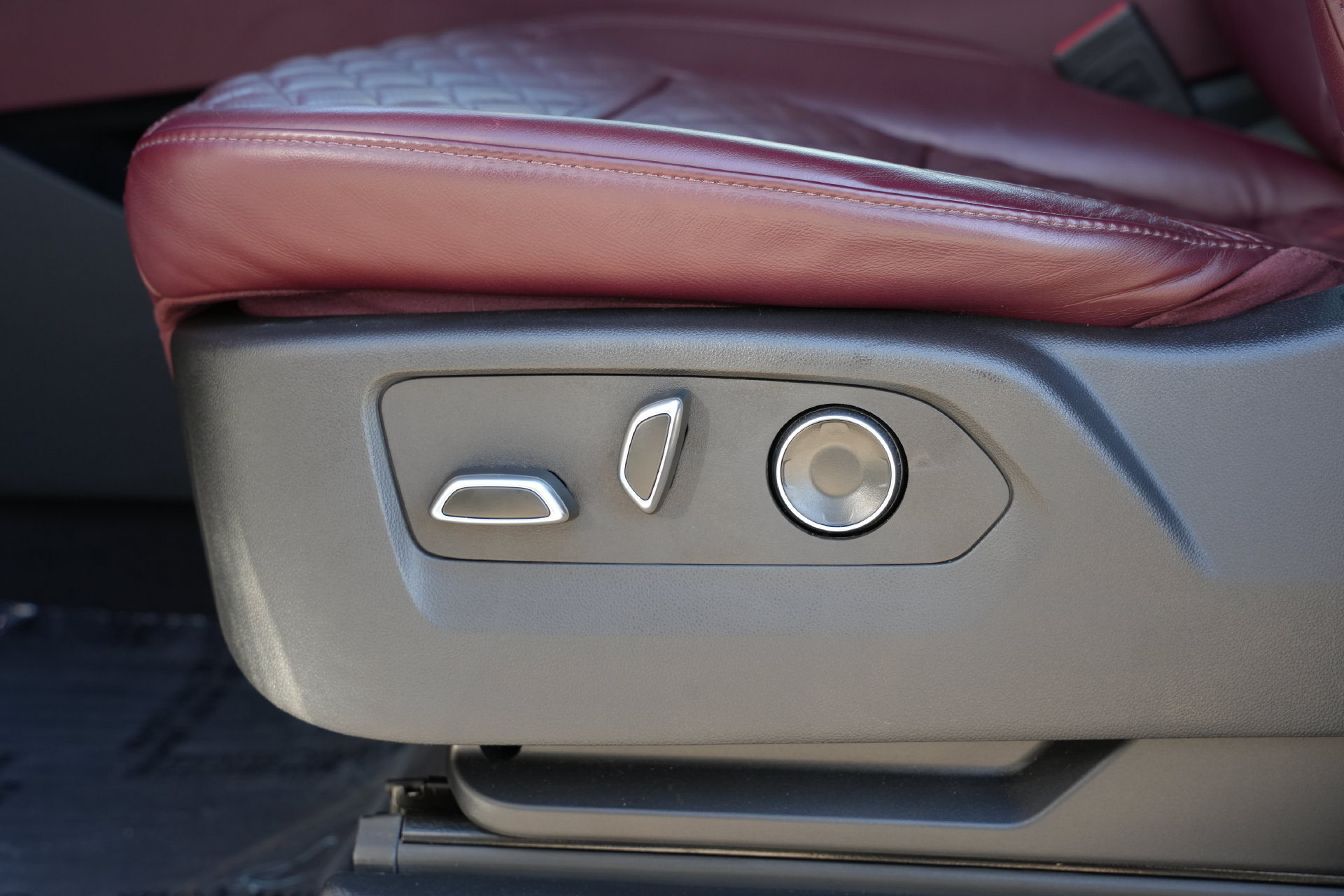 Used 2025 Cadillac Escalade Sport w/ Touring Package AWD/4WD image 20