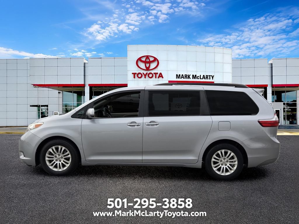 Used 2016 Toyota Sienna XLE w/ XLE Navigation Package FWD image 2