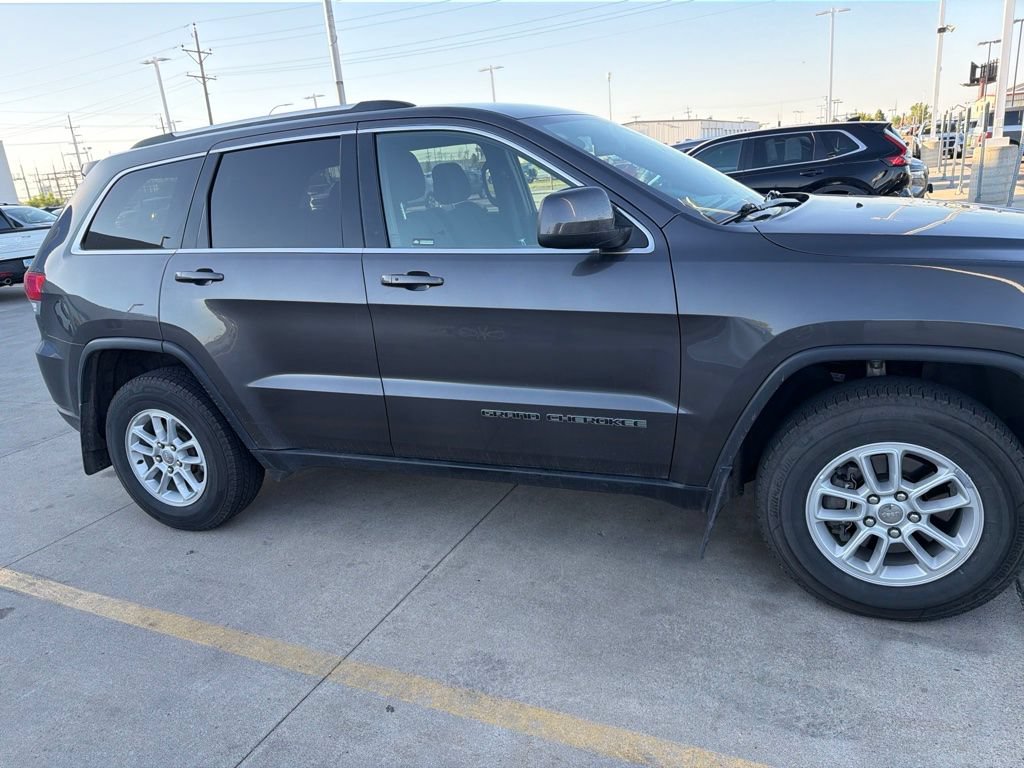 Used 2019 Jeep Grand Cherokee Laredo AWD/4WD image 2