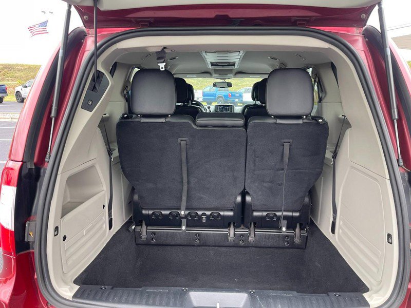 Used 2016 Chrysler Town & Country Touring w/ Driver Convenience Group image 16