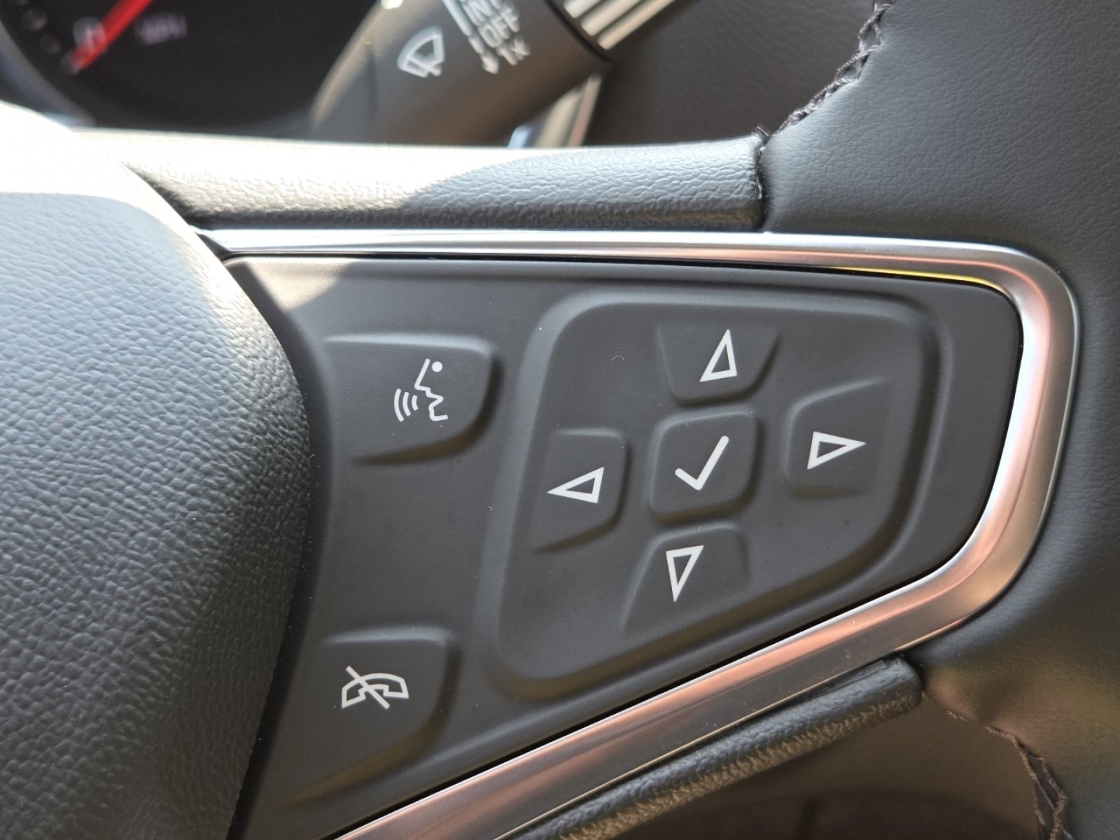 Used 2024 Chevrolet Equinox LT w/ LPO, Floor Liner Package FWD image 10