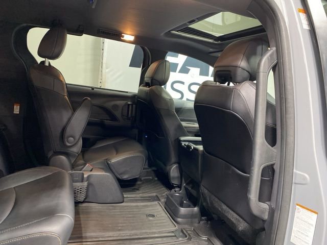 Used 2022 Toyota Sienna XLE Woodland Edition image 29