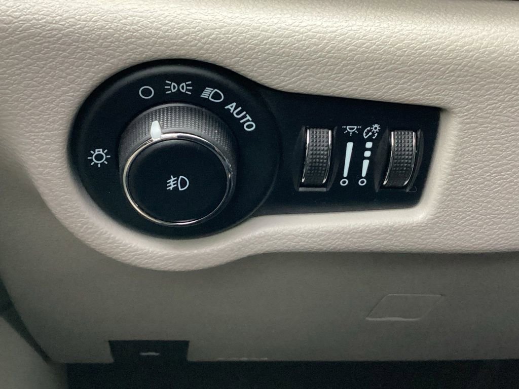 Used 2023 Chrysler Pacifica Touring-L image 32