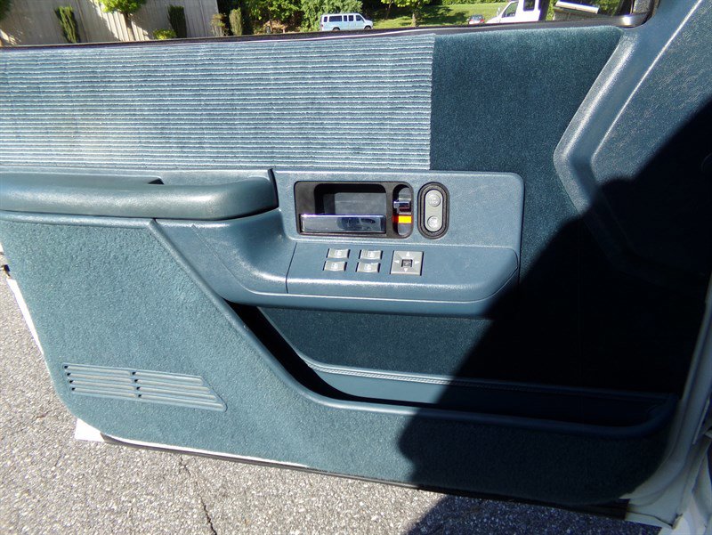 Used 1994 Chevrolet Suburban K1500 4WD image 24