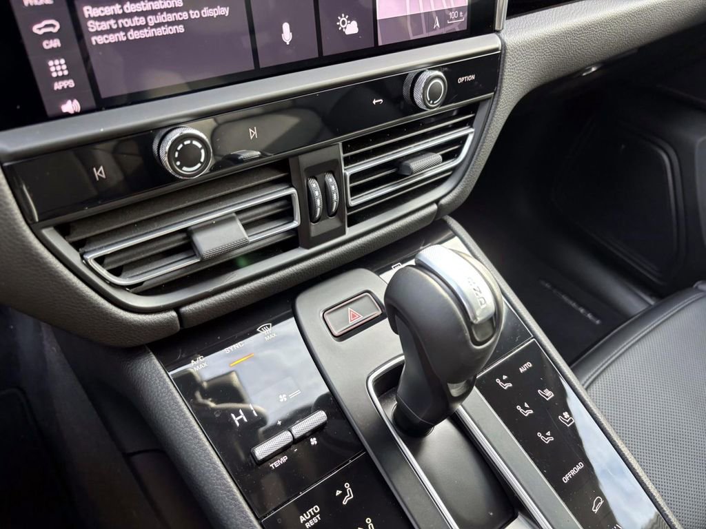 Used 2025 Porsche Macan Turbo image 35
