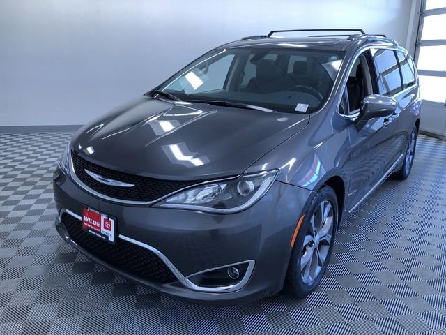 Used 2018 Chrysler Pacifica Limited w/ Tire & Wheel Group FWD image 6