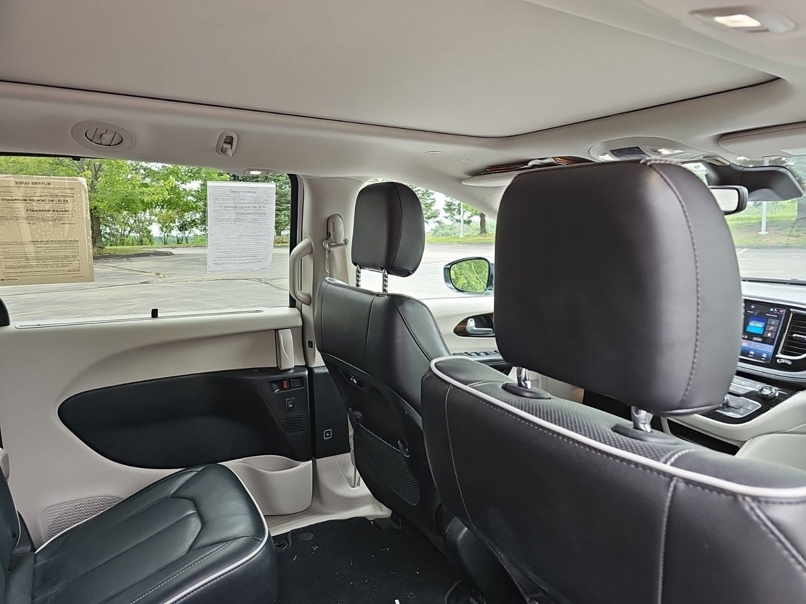 Used 2024 Chrysler Pacifica Limited w/ Trailer Tow Group FWD image 17