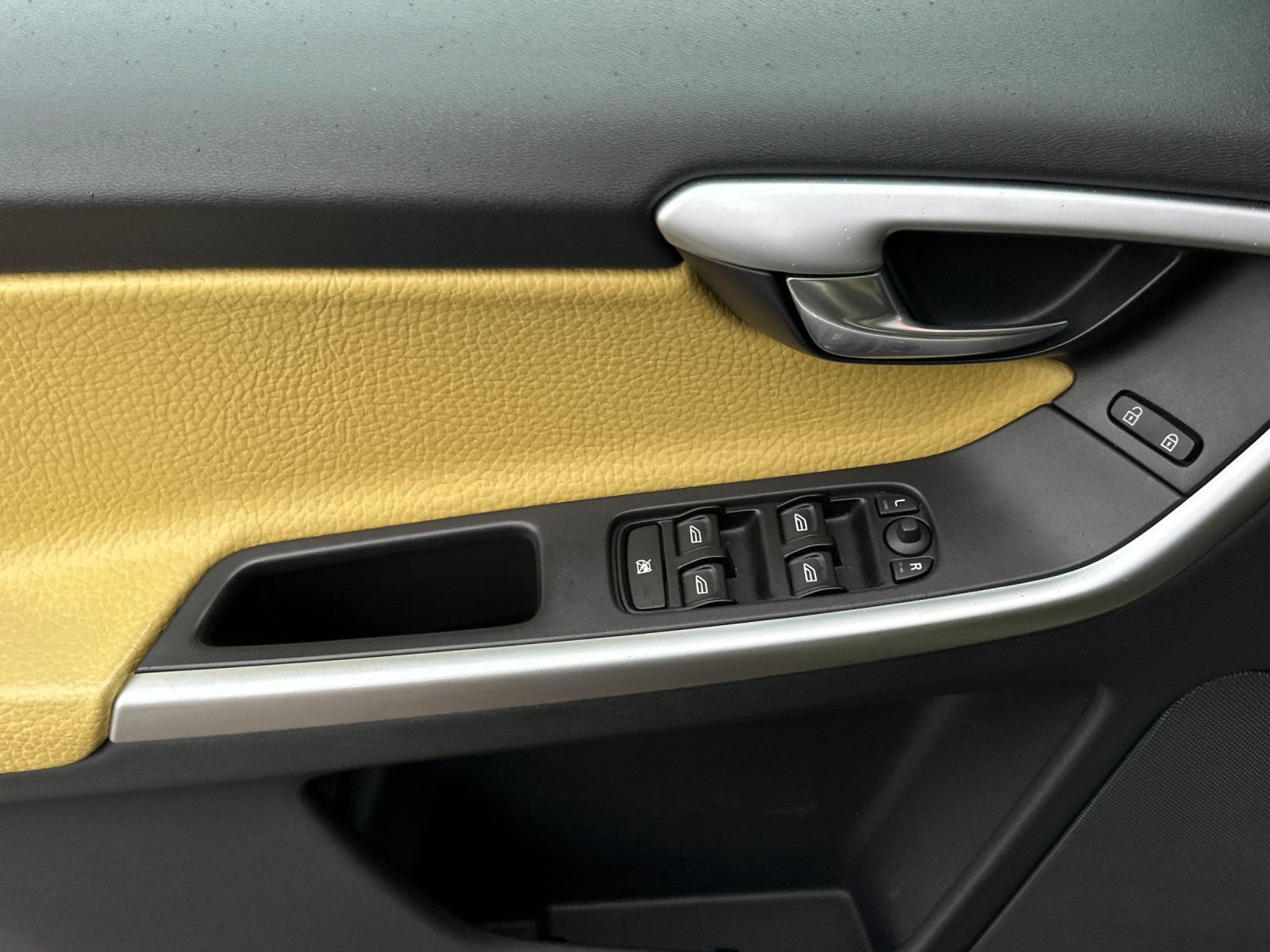 Used 2010 Volvo XC60 T6 AWD/4WD image 10