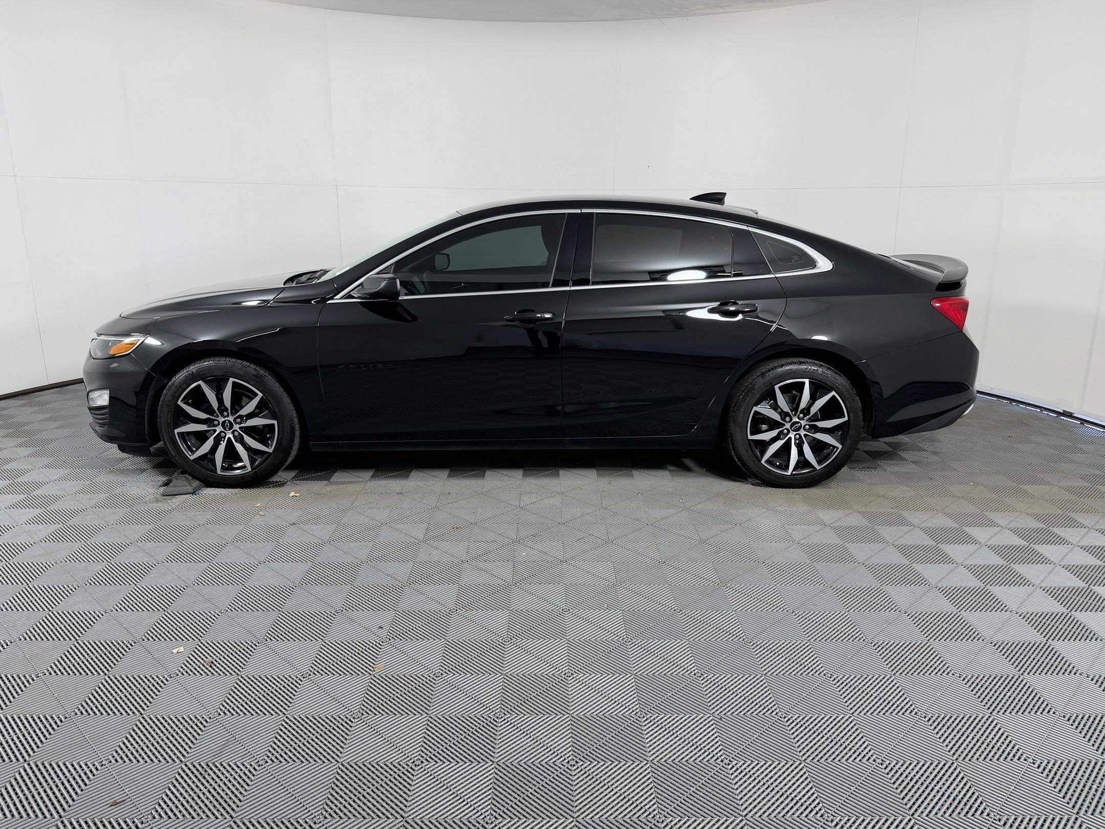 Used 2025 Chevrolet Malibu RS image 2