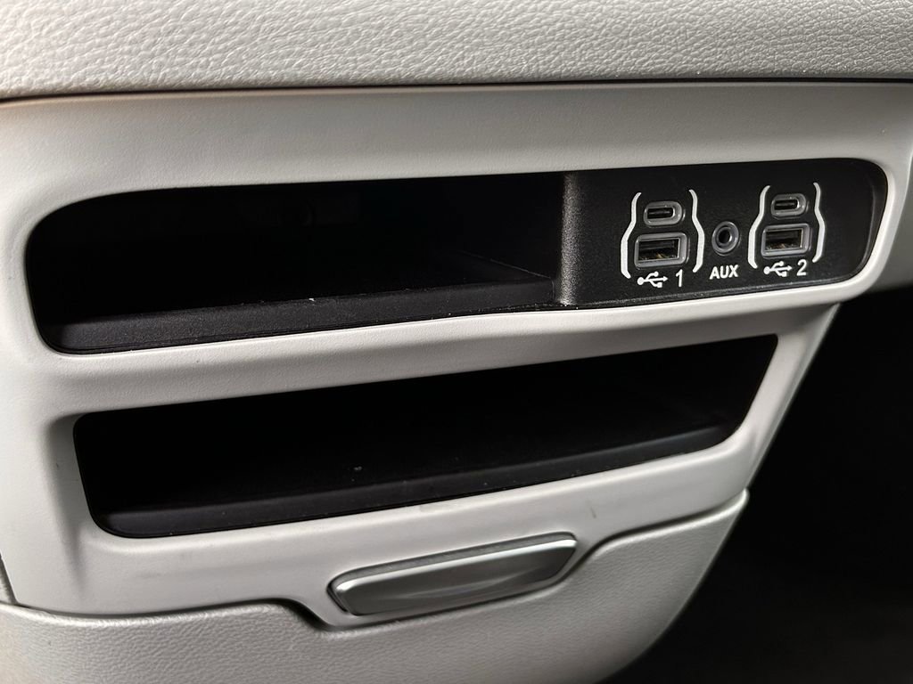 Used 2024 Chrysler Pacifica Touring-L image 22