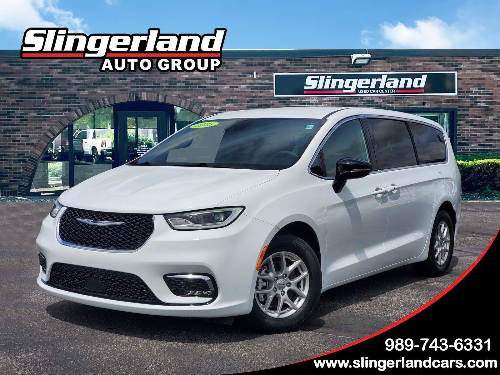 Used 2025 Chrysler Pacifica Select FWD image 1