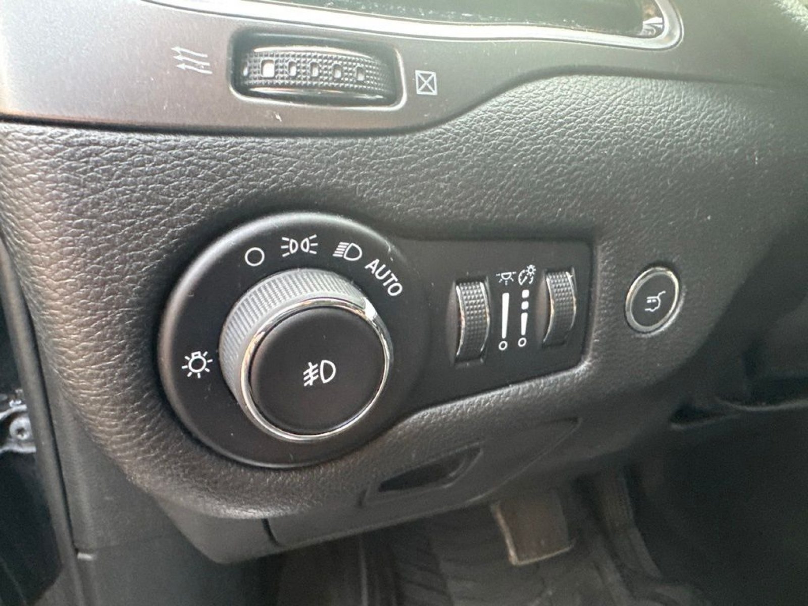 Used 2019 Jeep Cherokee Limited AWD/4WD image 17