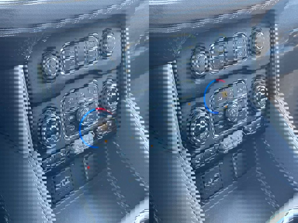 Used 2024 Chevrolet Suburban LT image 36