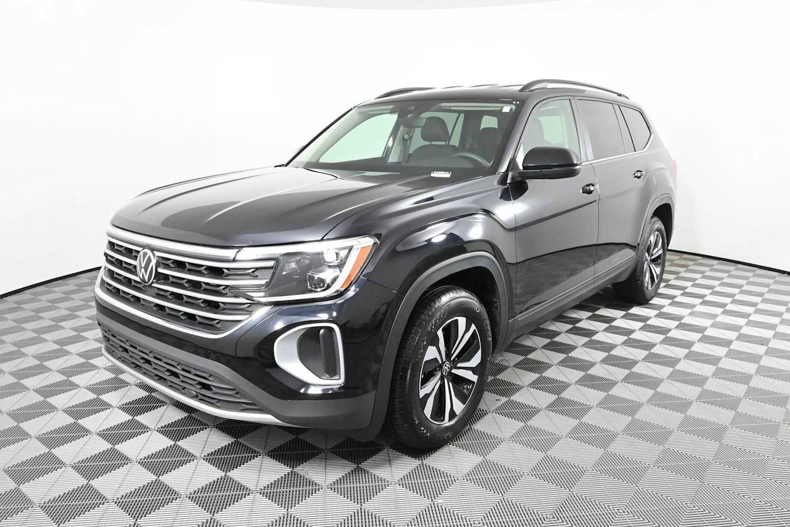 Certified 2026 Volkswagen Atlas SE FWD image 2