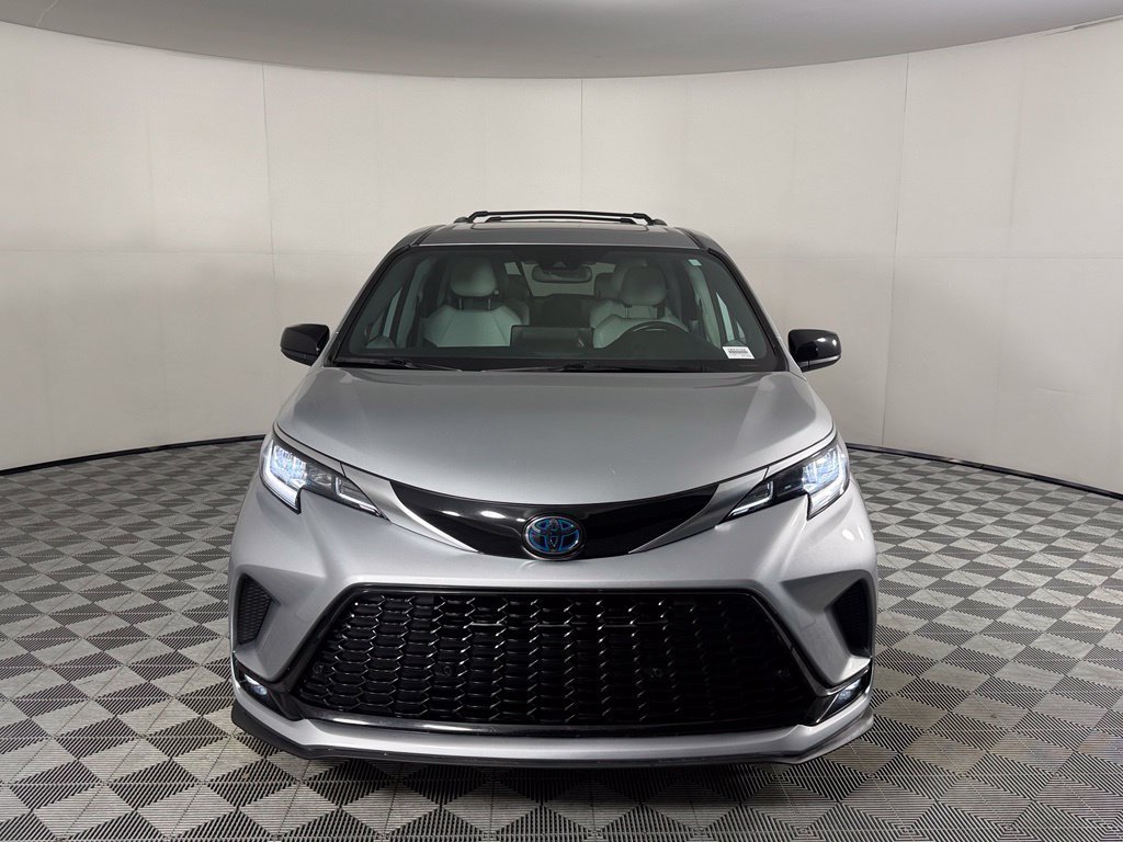 Used 2022 Toyota Sienna XSE w/ XSE Plus Package FWD image 3