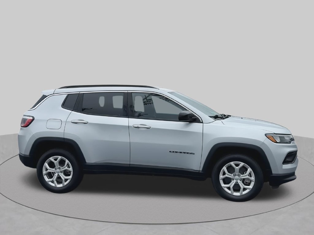 Used 2024 Jeep Compass Latitude AWD/4WD image 12