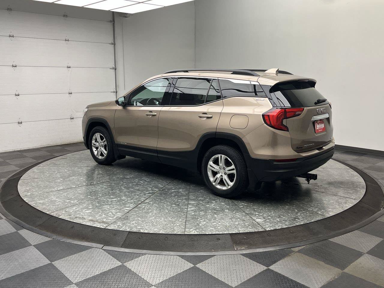 Used 2018 GMC Terrain SLE w/ Driver Convenience Package AWD/4WD image 2