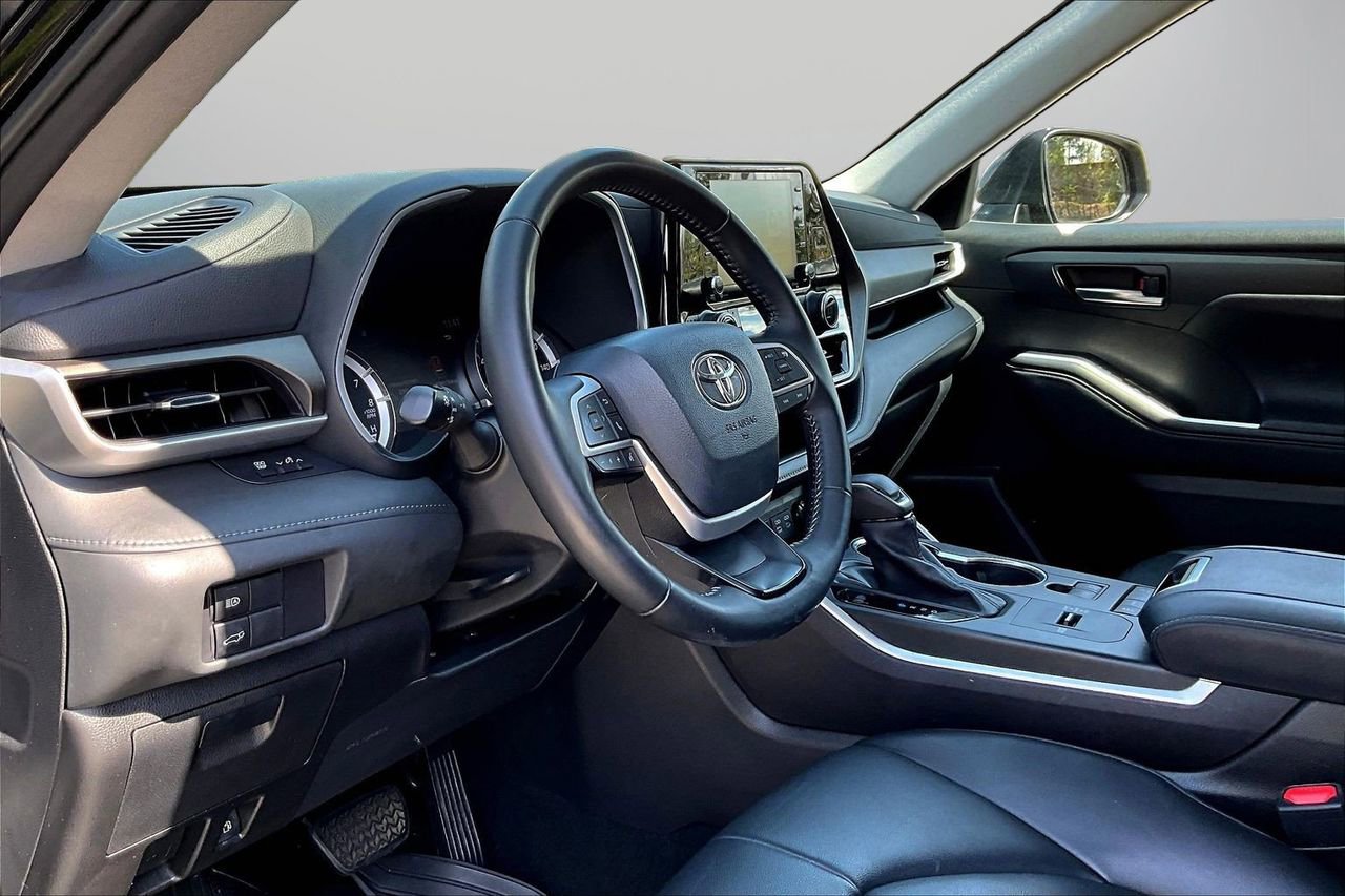 Used 2022 Toyota Highlander XLE image 18