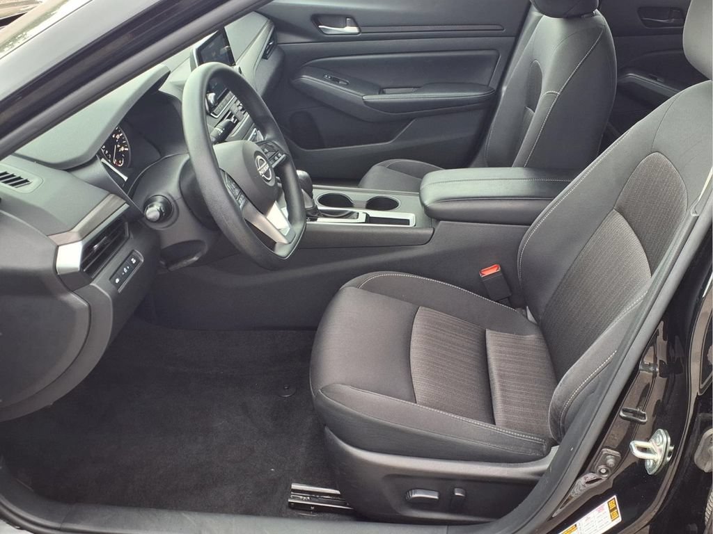 Used 2025 Nissan Altima 2.5 SV FWD image 21