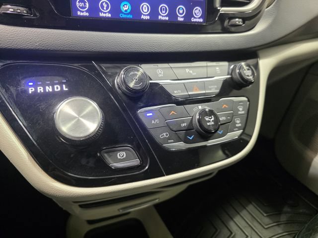 Used 2018 Chrysler Pacifica Touring-L FWD image 22