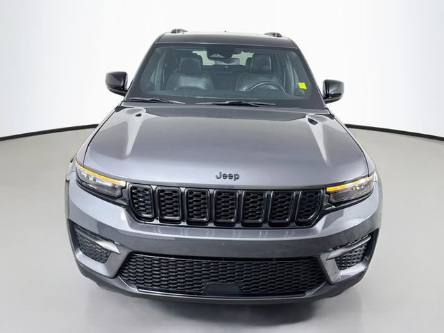 Used 2024 Jeep Grand Cherokee Altitude AWD/4WD image 2