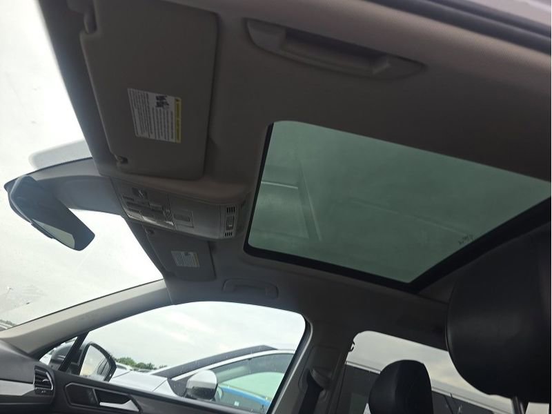 Used 2022 Volkswagen Tiguan SE w/ Panoramic Sunroof Package FWD image 14