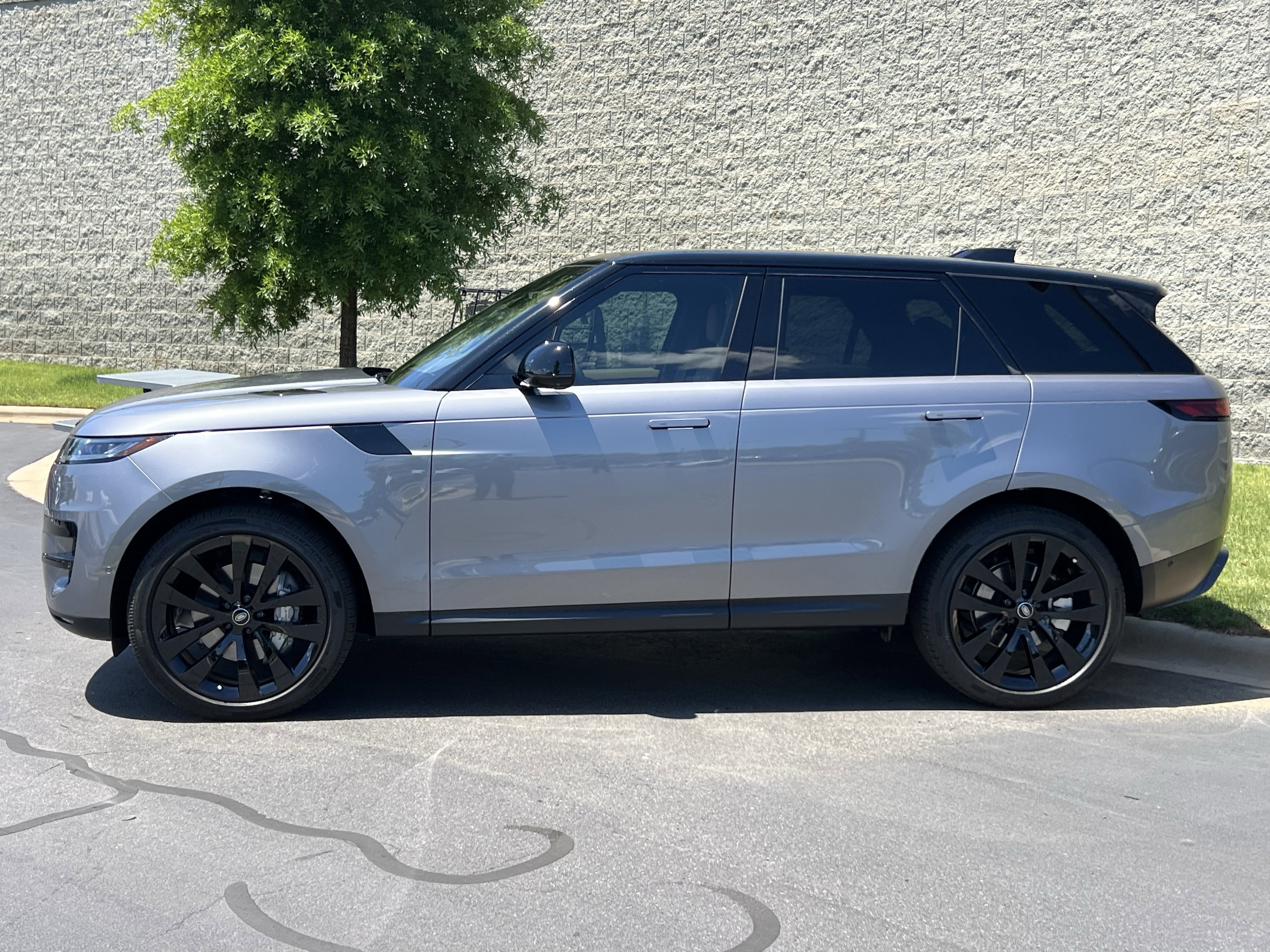 Used 2025 Land Rover Range Rover Sport SE AWD/4WD image 4