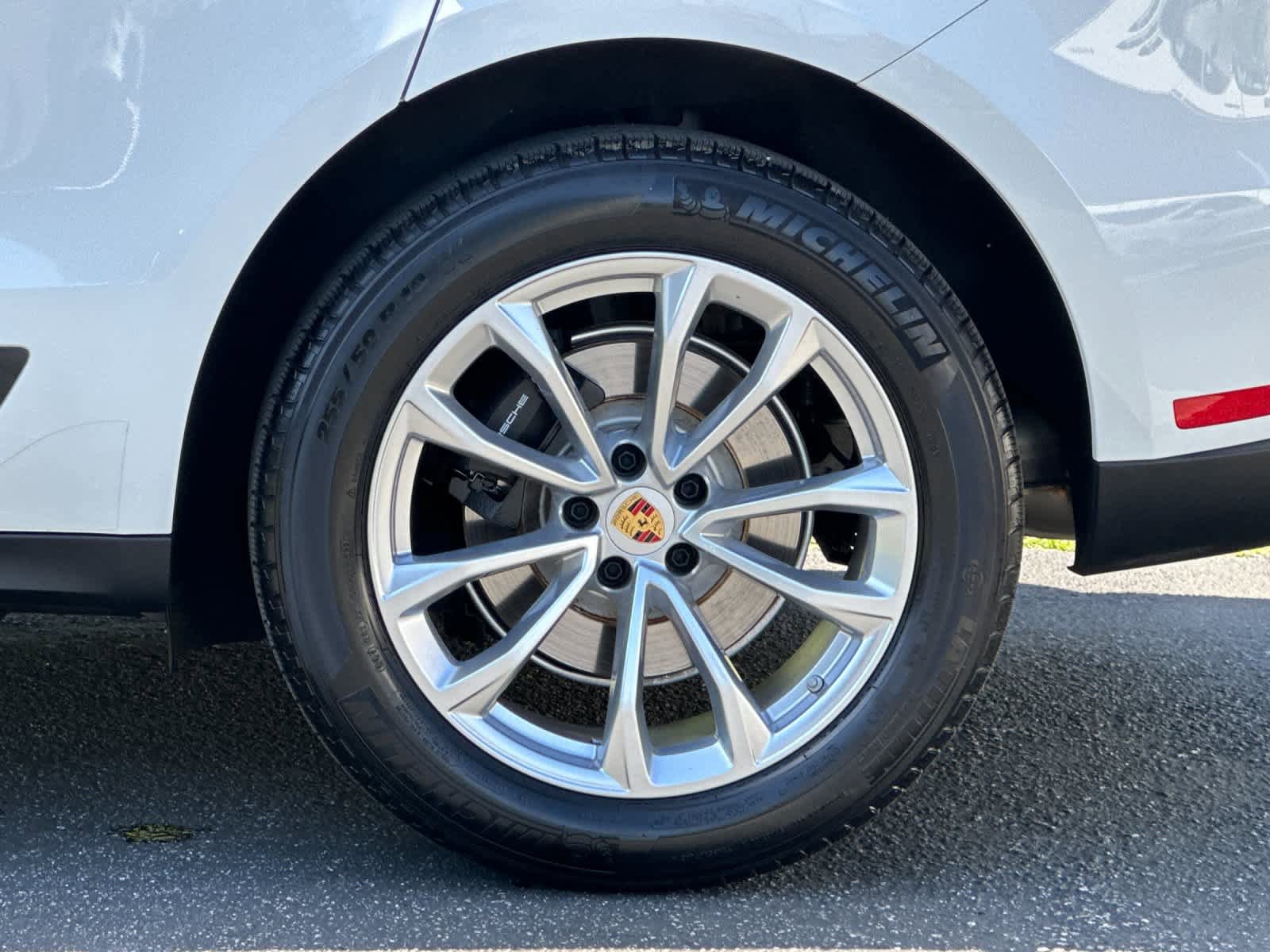 Certified 2025 Porsche Macan AWD/4WD image 30