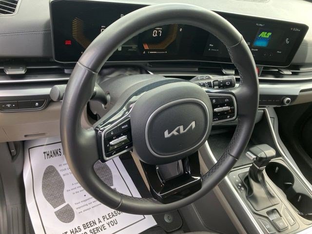 Used 2025 Kia Carnival FWD image 16