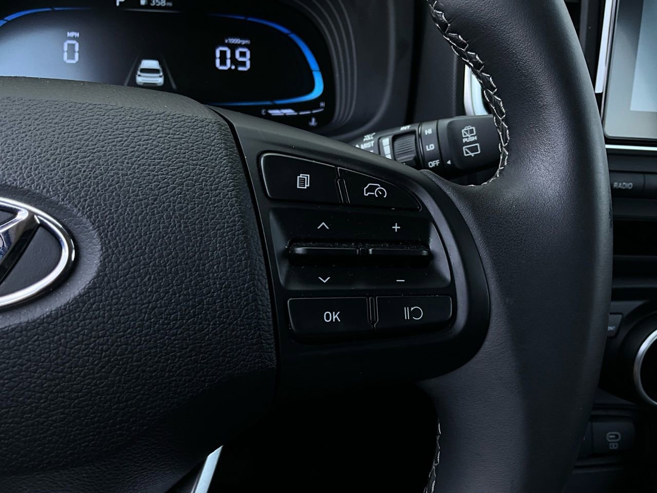 Used 2025 Hyundai Venue SEL image 35