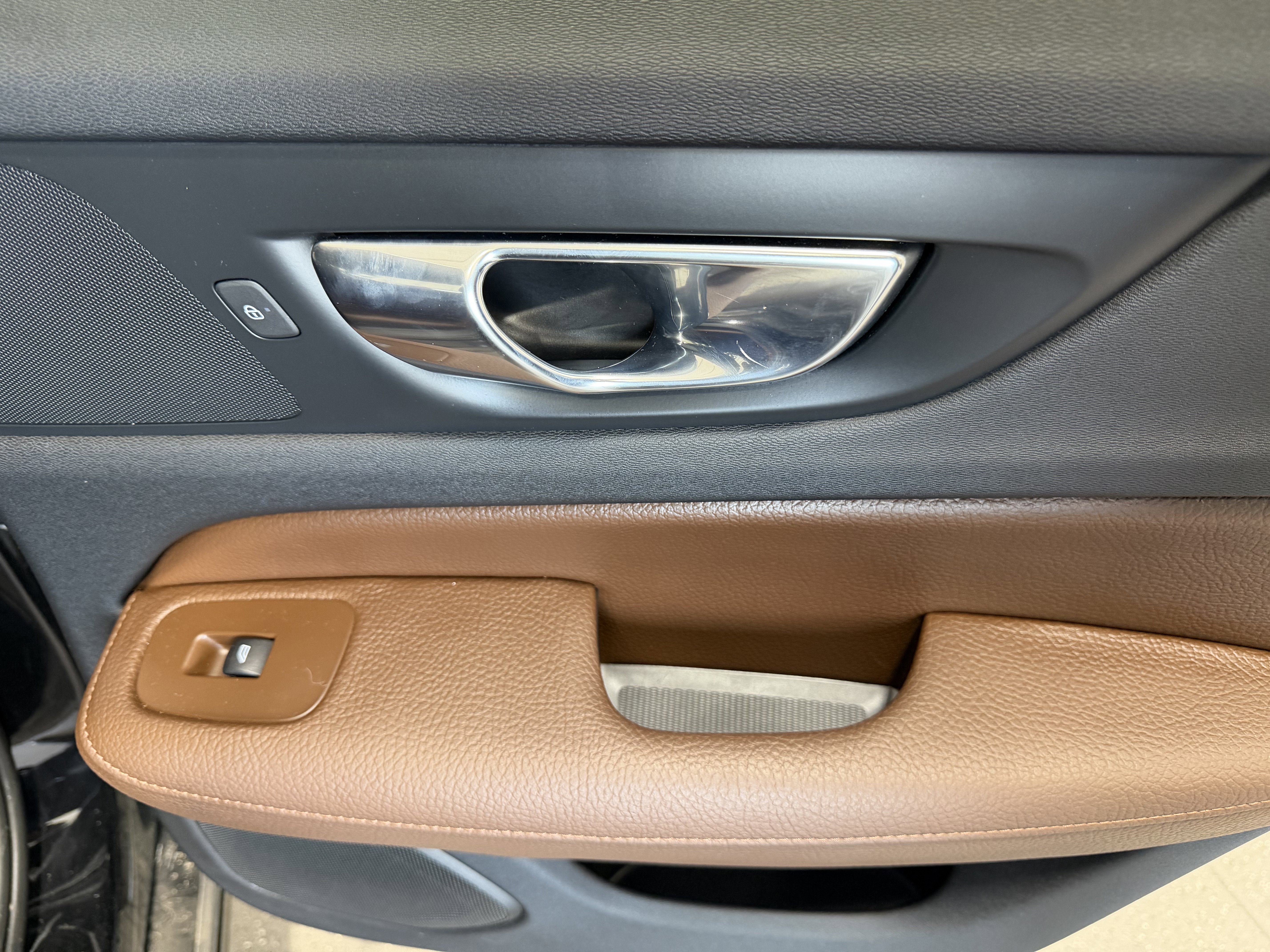 Used 2021 Volvo S60 T8 Inscription image 28