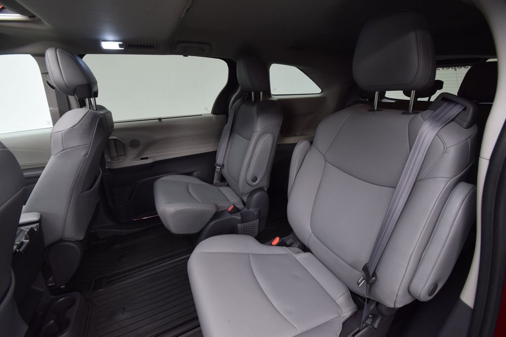 Used 2021 Toyota Sienna XLE image 26