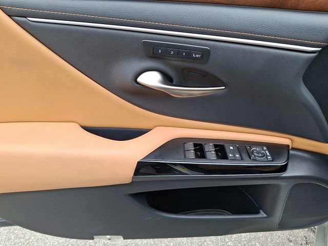 Used 2025 Lexus ES 300h w/ Premium Package image 16
