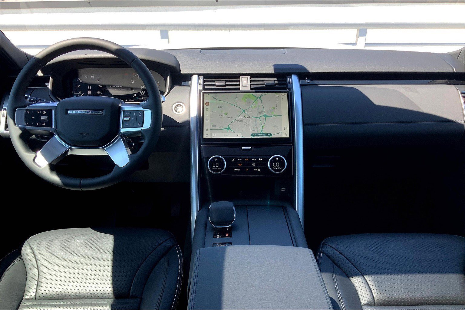 New 2025 Land Rover Discovery S image 13