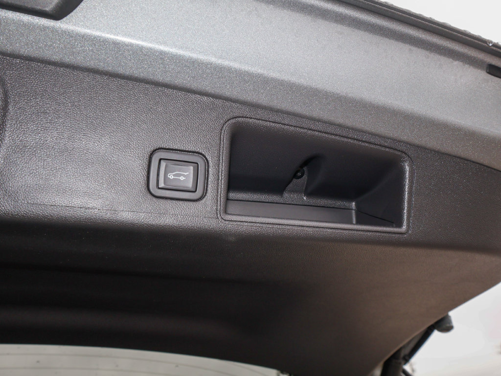 Used 2023 GMC Terrain SLE w/ Driver Convenience Package FWD image 6